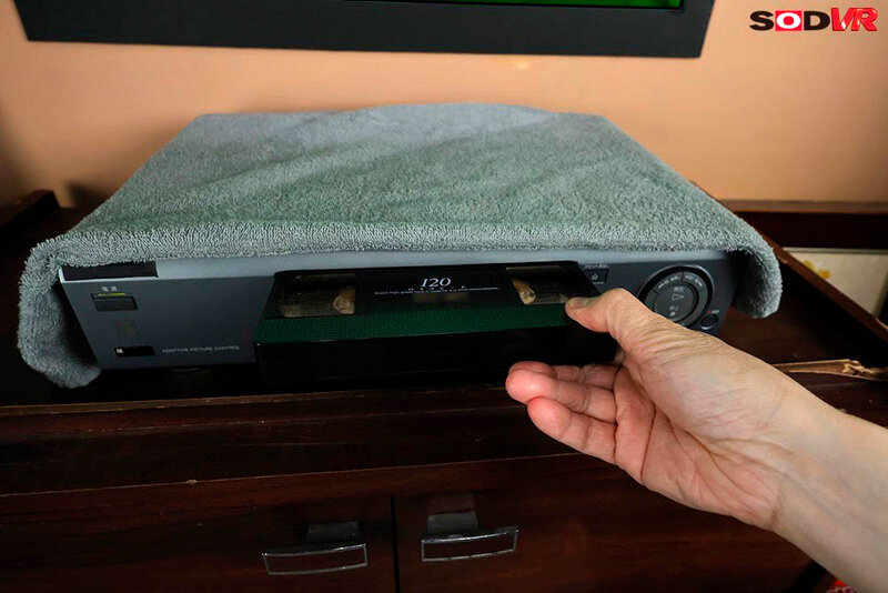 【人気配信旬報 マニア向け情報館】【VR】【8K】テレビから抜けられない呪いのビデオの長い髪の女。‘意外といい身体に’恐怖心よりもオンナを見出して、イかせ倒すVR 画像4
