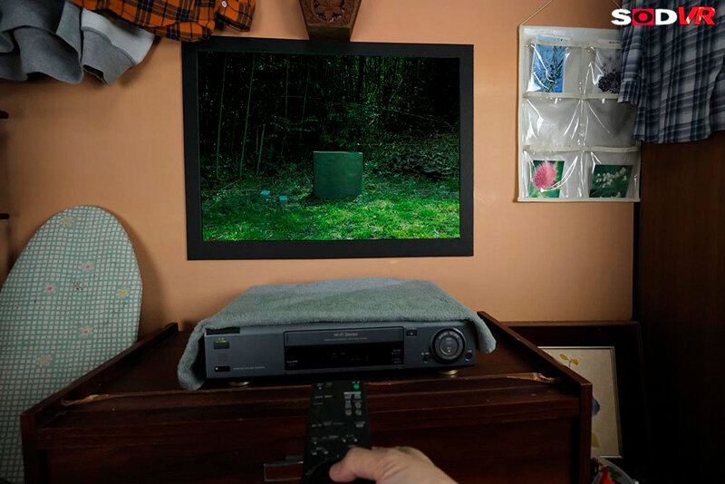 【人気配信旬報 マニア向け情報館】【VR】【8K】テレビから抜けられない呪いのビデオの長い髪の女。‘意外といい身体に’恐怖心よりもオンナを見出して、イかせ倒すVR 画像5