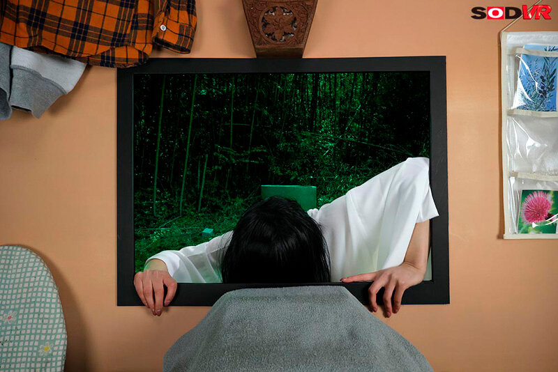 【人気配信旬報 マニア向け情報館】【VR】【8K】テレビから抜けられない呪いのビデオの長い髪の女。‘意外といい身体に’恐怖心よりもオンナを見出して、イかせ倒すVR 画像6
