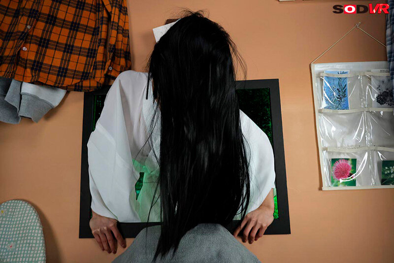 【人気配信旬報 マニア向け情報館】【VR】【8K】テレビから抜けられない呪いのビデオの長い髪の女。‘意外といい身体に’恐怖心よりもオンナを見出して、イかせ倒すVR 画像7