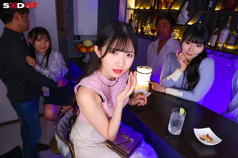 【人気配信旬報 マニア向け情報館】【VR】【8K】(リアル大乱交VR)愛している妻と結婚記念日にハプニングバーに訪れて。 気の強く芯のしっかりした妻が、凄いテクニックのおじさんや凄い巨根の若い男に 弄ばれてヤリマン女に堕とされるまで。俺は知らない女性客とハメを外して-2 画像2