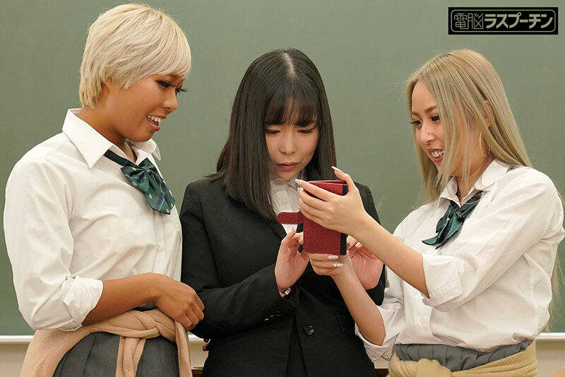 【人気配信旬報 マニア向け情報館】ギャル生徒の両乳首舐め快楽アクメに屈して2人のレズペットになり下がる爆乳女教師 吉根ゆりあ NATSUKA 有星あおり 画像2