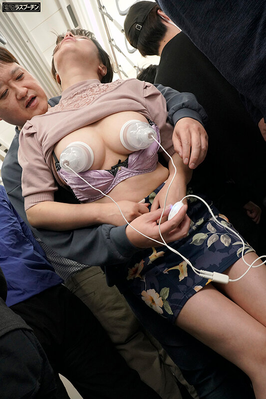【人気配信旬報 マニア向け情報館】満員電車で前後を挟まれ羽交いじめ乳首開発される巨乳美女2 橘内ひなた 画像11