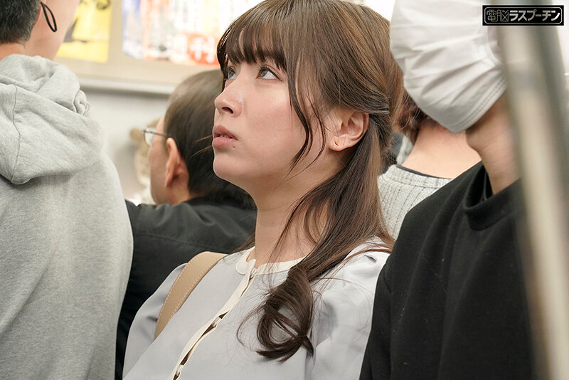 【人気配信旬報 マニア向け情報館】満員電車で前後を挟まれ羽交いじめ乳首開発される巨乳美女2 橘内ひなた 画像2