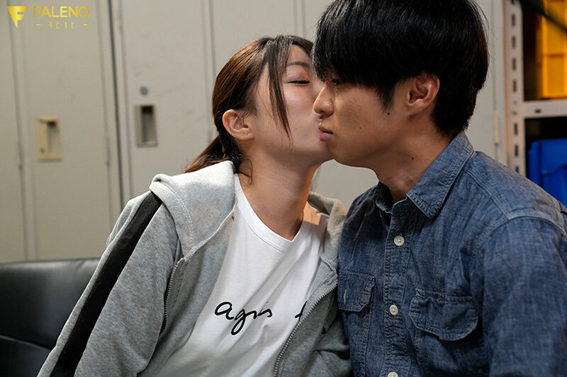 【人気配信旬報 マニア向け情報館】バイト先コンビニの大好きなスレンダーポニテ彼女が最低なゲス店長に寝取られ言いなり肉オナホに快楽堕ちさせられていた。 吉沢梨亜 画像2