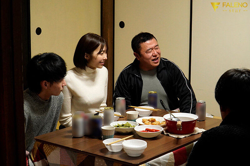 【人気配信旬報 マニア向け情報館】「田舎で泊まろう！」ロケで起こった悲しいトラブル 民泊先で男3人から数珠繋ぎアクメSEX つばさ舞 画像9