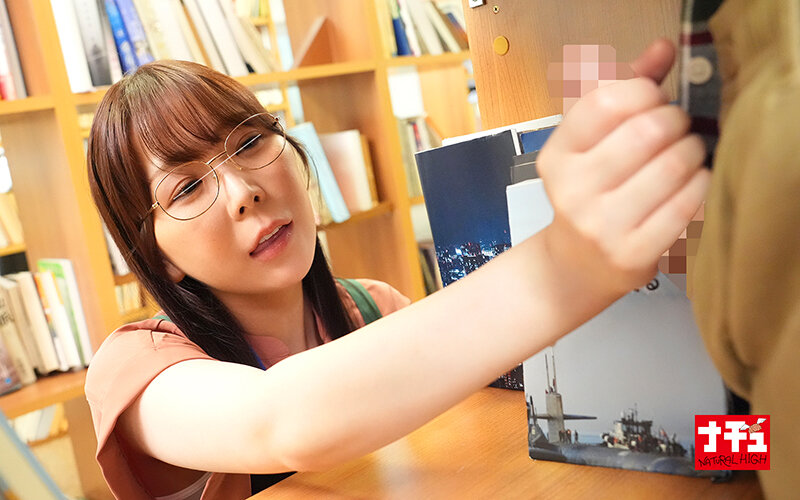 【人気配信旬報 マニア向け情報館】青年チ○ポを本棚越し手コキでこっそり発射させ声我慢SEXで中出しまでさせる年下好き美人司書 画像12