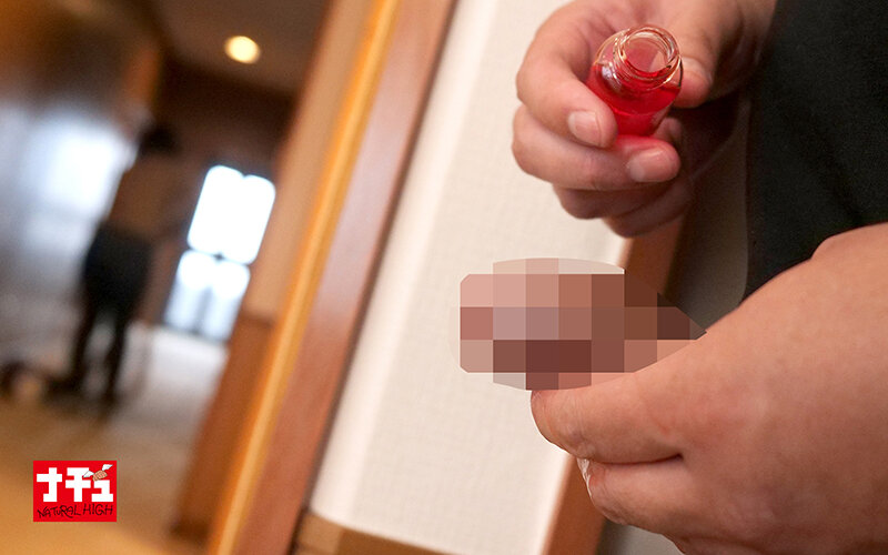【人気配信旬報 マニア向け情報館】発情オイルまみれのチ○ポで即ハメ中出しされた後も完全に効くまで侵入者に居座られ意識がぶっ飛ぶほどイカされまくる貞淑妻5 画像4