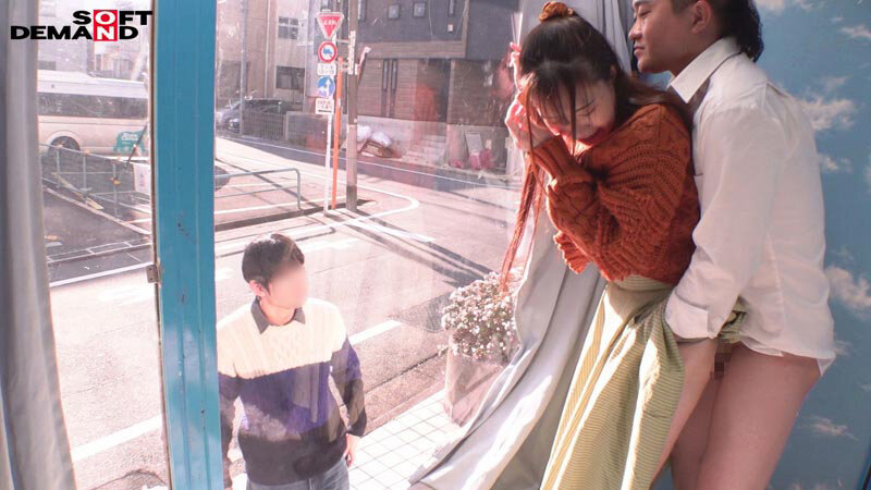 【人気配信旬報 マニア向け情報館】マジックミラー号 服着たままでいいのでマッサージさせてくれませんか！？と声をかけ巷で話題のクイックマッサージを初体験！愛する旦那とはミラー越し30cmの状況で声を我慢すればするほど感じちゃう…本物人妻が我慢できずにスカートの中で不倫SEX 画像11
