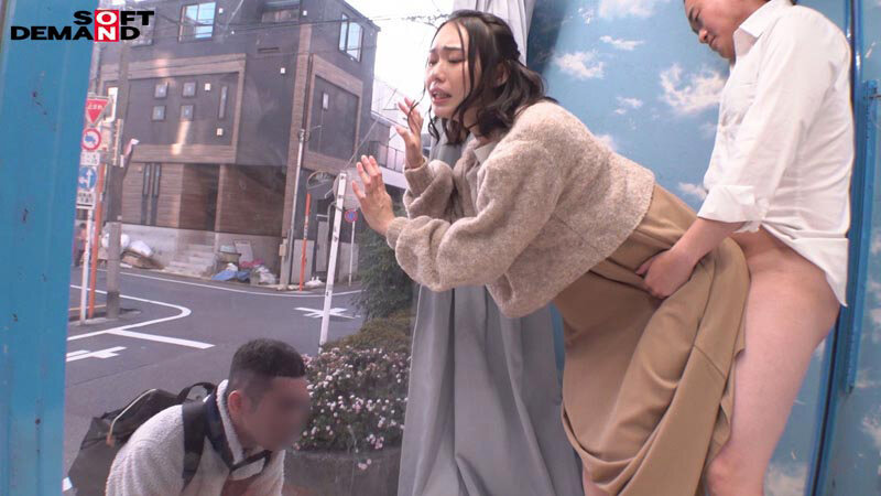 【人気配信旬報 マニア向け情報館】マジックミラー号 服着たままでいいのでマッサージさせてくれませんか！？と声をかけ巷で話題のクイックマッサージを初体験！愛する旦那とはミラー越し30cmの状況で声を我慢すればするほど感じちゃう…本物人妻が我慢できずにスカートの中で不倫SEX 画像16