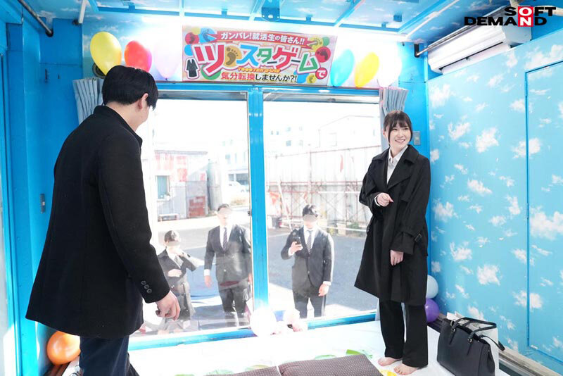 【人気配信旬報 マニア向け情報館】リクルートスーツ姿の女子大生が賞金獲得目指してノーパンノーブラ姿でぬるぬるローションツ〇スターゲーム!密着状態で肌をこすり合っていたら会社説明会帰りの同級生男子と一線を越えて羞恥SEXしてしまうのか? 画像2