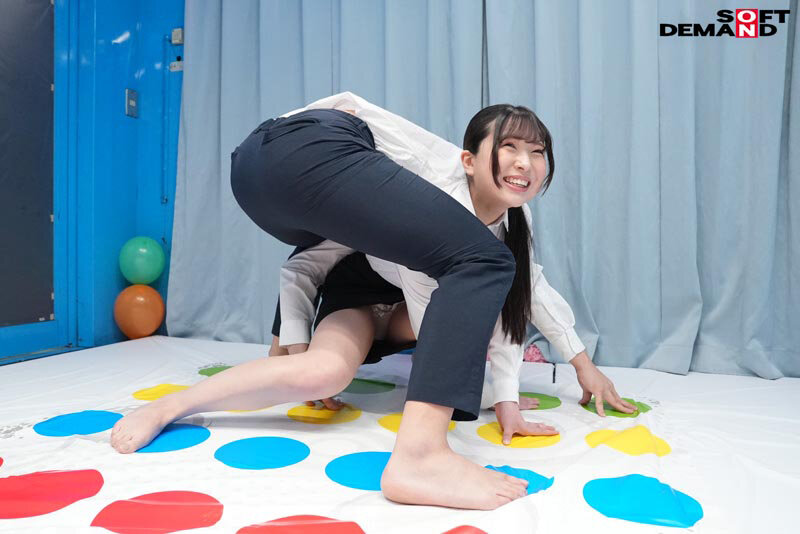 【人気配信旬報 マニア向け情報館】リクルートスーツ姿の女子大生が賞金獲得目指してノーパンノーブラ姿でぬるぬるローションツ〇スターゲーム!密着状態で肌をこすり合っていたら会社説明会帰りの同級生男子と一線を越えて羞恥SEXしてしまうのか? 画像3