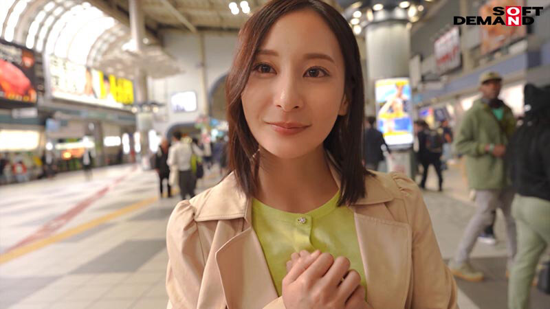 【人気配信旬報 マニア向け情報館】都会の喧騒に紛れてもひときわ目立つ長崎生まれの清楚な奥さん 足立友梨 32歳 最終章 不安や抵抗を掻き消す生棒の快感に理性も奪われ自ら求めた旦那以外とは初めての生中出し 画像3