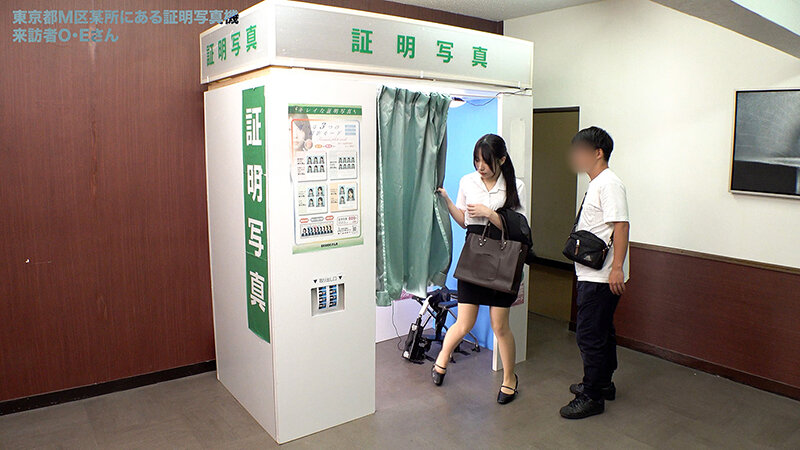 【人気配信旬報 マニア向け情報館】ここで撮影した写真を貼れば絶対合格するというピストンバイブ証明写真ボックス リクルートスーツの女子大生がどんなに突かれても笑顔をキープ 画像4