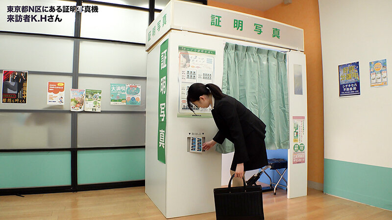 【人気配信旬報 マニア向け情報館】ここで撮影した写真を貼れば絶対合格するというピストンバイブ証明写真ボックス2リクルートスーツの女子大生がどんなに突かれても笑顔をキープ 画像8
