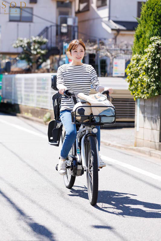 【人気配信旬報 マニア向け情報館】保育園にこどもを送ってから迎えまでの8時間…長男のサッカースポ少のコーチと、不倫セックスしまくっている絶倫ママチャリ妻。青空ひかり 画像2