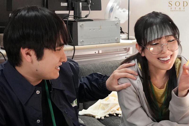 【人気配信旬報 マニア向け情報館】激務な報道局で働くボクが欲求不満な美人ディレクターを刺激したらエロスイッチを入れてしまい何度も誘惑されて…シャワーも浴びずに編集所に籠って汗だくセックスに明け暮れた 小湊よつ葉 画像4