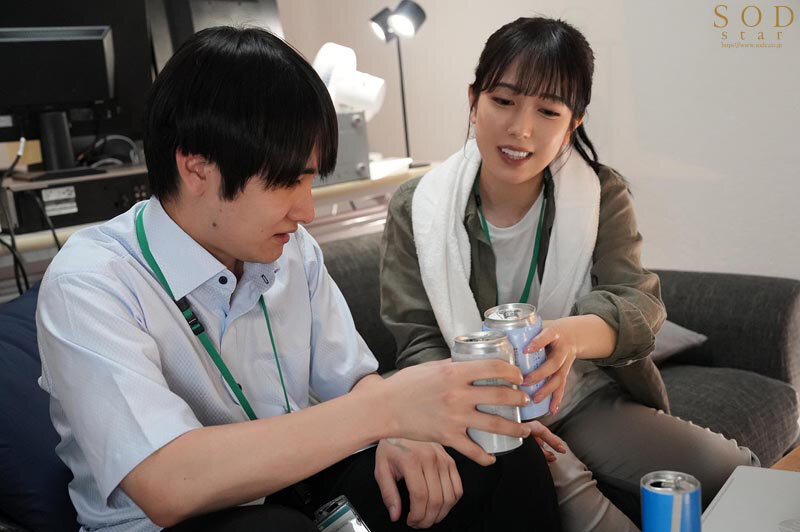 【人気配信旬報 マニア向け情報館】激務な報道局で働くボクが欲求不満な美人ディレクターを刺激したらエロスイッチを入れてしまい何度も誘惑されて…シャワーも浴びずに編集所に籠って汗だくセックスに明け暮れた 小湊よつ葉 画像6