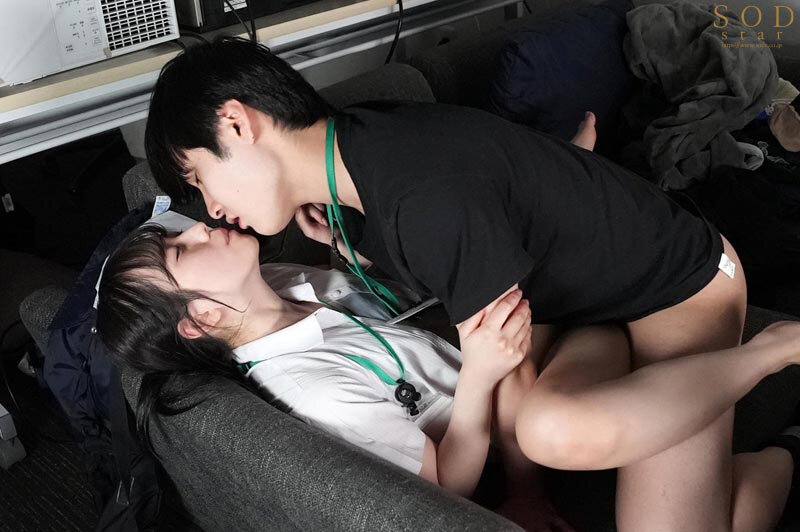 【人気配信旬報 マニア向け情報館】激務な報道局で働くボクが欲求不満な美人ディレクターを刺激したらエロスイッチを入れてしまい何度も誘惑されて…シャワーも浴びずに編集所に籠って汗だくセックスに明け暮れた 小湊よつ葉 画像8