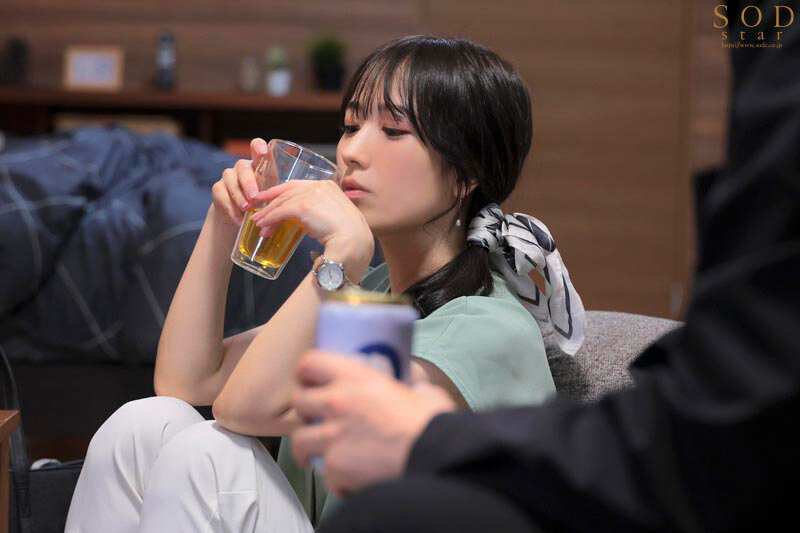 【人気配信旬報 マニア向け情報館】苦手な同僚と飲み会帰りに勢いでワンナイトしてしまったら膣奥フィットするチ〇ポの相性が良すぎて人生最高の絶頂感を味わってしまい…全然好きじゃないのにおかわりセックスしまくった 小湊よつ葉 画像2