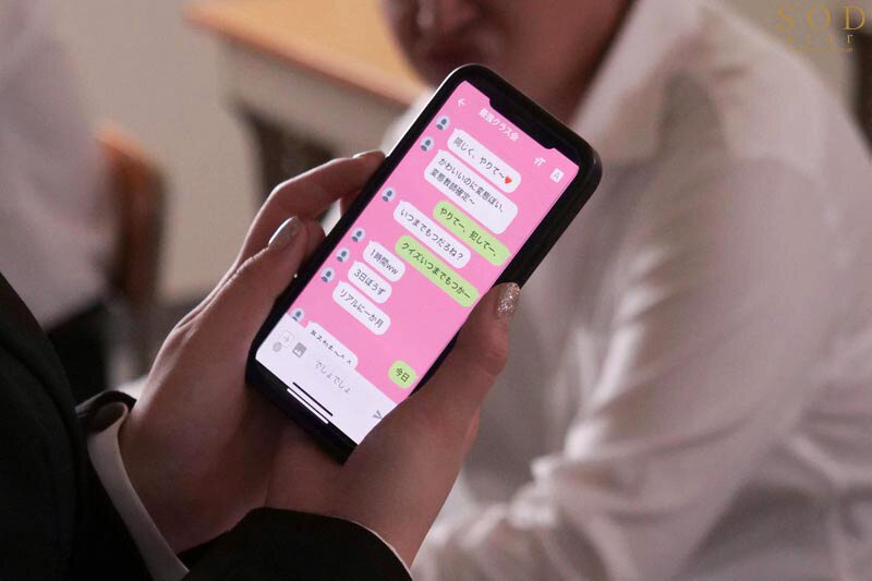 【人気配信旬報 マニア向け情報館】校内で‘感度倍増リキッド’漬けにした担任を飼ってますww ガニ股&固定バイブで拘束放置しマ〇コが麻痺するほど限界イカセ 彩月七緒 画像3