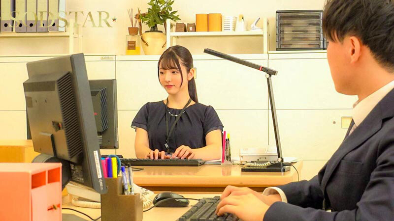 【人気配信旬報 マニア向け情報館】職場でもお構いなしにバレたらヤバい場所で涙目イラマ 年下部下を沼らせる喉奥性感帯のシゴデキ女主任 彩月七緒 画像3