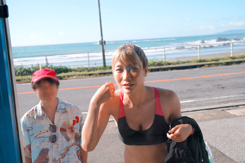 【人気配信旬報 マニア向け情報館】マジックミラー号ハードボイルド ビ〇トコインで一発当てたチビの俺が目前の海で高身長ビーチバレー娘をナンパ!素肌と水着の隙間にチン★コキお願い!最後は、低身長コンプレックス解消のナマ中出し!! 画像1