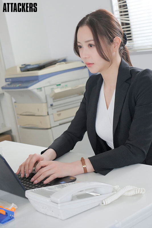 【人気配信旬報 マニア向け情報館】無能な部下にクリトリスを「吸うやつ」で下半身ガクガクになるまでイカされ続けた女上司 白峰ミウ 画像2