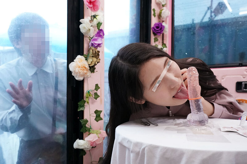 【人気配信旬報 マニア向け情報館】一般男女モニタリングAV×マジックミラー便コラボ企画 愛する夫の目の前で路上NTR!清楚な人妻が「お口だけでコンドーム装着」に挑戦!ノーハンドでデカチンを咥えたご無沙汰妻のオマ○コは欲しがり汁が溢れ出す!旦那の目の前で寝取って最後はゴムを外して生中出し! 画像3