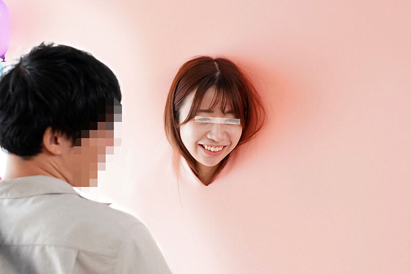 【人気配信旬報 マニア向け情報館】一般男女モニタリングAV 顔は旦那/カラダはNTR!何も知らない夫の目の前で壁穴から顔だけ出した人妻がバレないようにデカチンSEXで連続中出し! 画像4