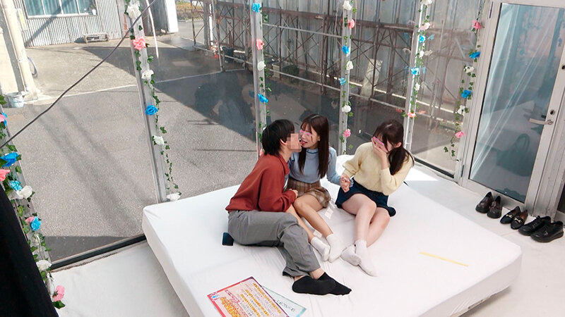 【人気配信旬報 マニア向け情報館】顔出しMM号 女子大生限定 ザ・マジックミラー 徹底検証!男女の友情は成立する!?友達関係のリアル素人大学生3人が日本一エロ~い車の中で初めての逆3P体験!女友達とのハーレムSEXでW生中出しスペシャル! 画像2