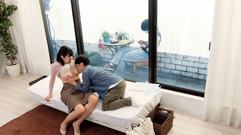 【人気配信旬報 マニア向け情報館】一般男女モニタリングAV マジックミラーの向こうには実の息子!巨乳のお母さんが童貞で悩む息子の親友と2人っきりの密室で1発10万円の連続射精筆おろしに挑戦!ずっとヤリたいと思っていた友人母の巨乳に触れてフル勃起した童貞チ○ポを優しく受け挿れたご無沙汰オマ○コ… 画像3