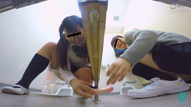 【人気配信旬報 マニア向け情報館】学校トイレ ディルドシェアオナニー ~恥じらい忘れてイキ合いっ子~ 画像11