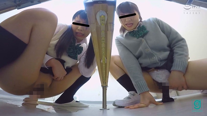 【人気配信旬報 マニア向け情報館】学校トイレ ディルドシェアオナニー ~恥じらい忘れてイキ合いっ子~ 画像12