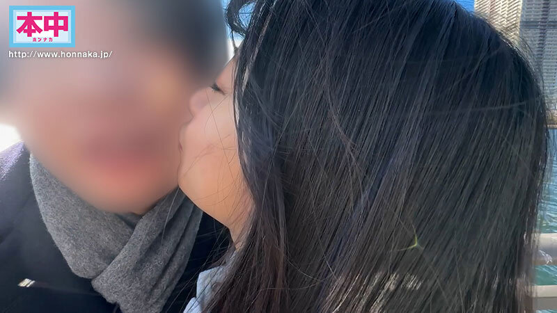 【人気配信旬報 マニア向け情報館】息子と妻が実家に帰省中、息子が通う保育園の可愛いと思っていた小柄な保育士さんをダメ元でデートに誘ったら、初めは断られたけど、次の日にやっぱりOKですと連絡がきて、横浜でデートして、近くのホテルに連れ込んだら、彼女も期待していたのかすごく嬉しそうで… 北岡果林 画像1