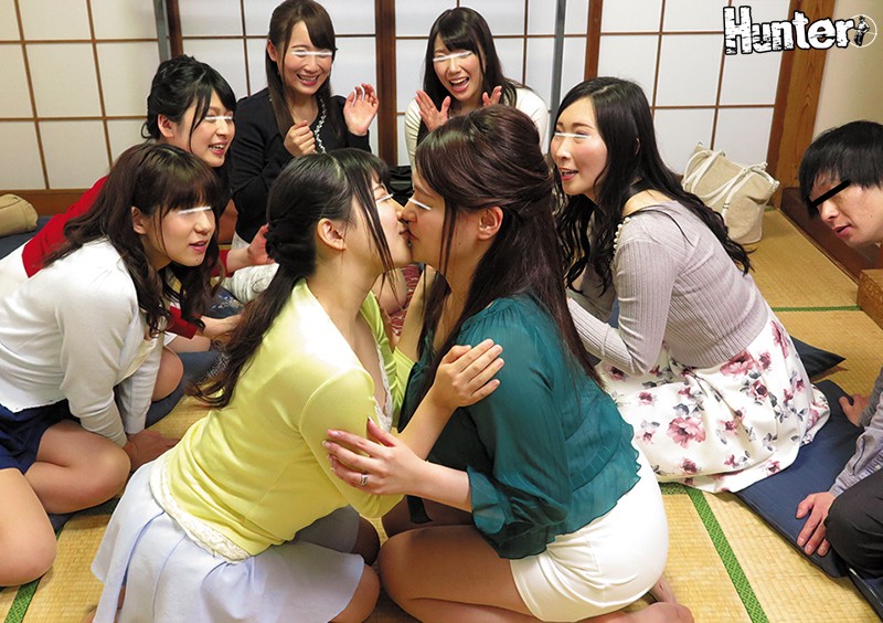 【人気配信旬報 マニア向け情報館】昼下がり町内会!若妻たちのちょっと危険でかなりHな王様ゲーム!!14 母の代理で参加した町内会の集まりでまさかの展開!若い時に王様ゲームをした事が無いという話で盛り上がった奥様方が急に「王様ゲームやりたい!」と言い出したんです。男はボクひとりしか…巨乳ver 画像4