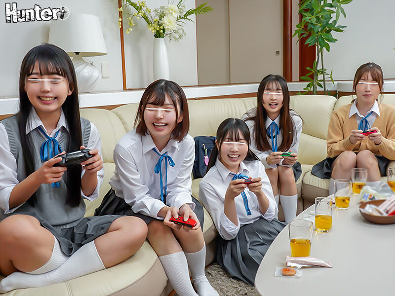 【人気配信旬報 マニア向け情報館】『お兄ちゃんで罰ゲーム』開始!これは普段からキモがられている兄の部屋に妹と友達が乱入し突然パンツを見せる罰ゲーム!更にエスカレートしていき 画像2