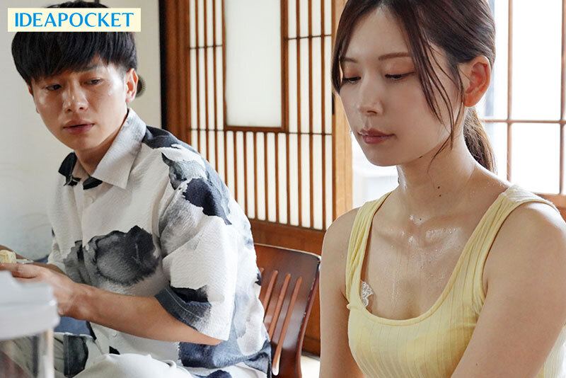 【人気配信旬報 マニア向け情報館】夏の終わりの汗だく中出し性交 人妻になったお従姉ちゃんの無防備な色気にボクは理性を抑えられず…。 明里つむぎ 画像1