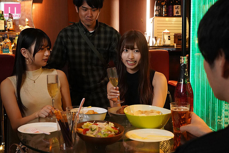 【人気配信旬報 マニア向け情報館】元カノ相部屋同窓会 5年ぶりに再会した元カノ2人と飲んだらお酒に酔って昔の恋話が再燃!終電で帰してくれず相部屋ラブホで朝まで奪い合い中出し 逢沢みゆ 北岡果林 画像1