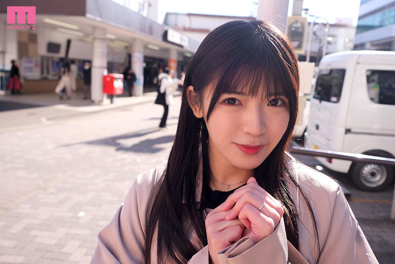 【人気配信旬報 マニア向け情報館】旦那さん…ごめんなさい。あなたの可愛らしい幼顔の奥さんちっぱいクリ乳首ビンビンッにして!ほんのり薄目の陰毛ぐっちょり濡らして敏感アクメAVデビューします――敬具。 新人 遠藤こはる 画像1