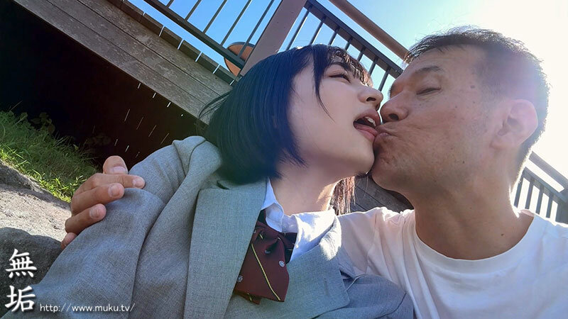 【人気配信旬報 マニア向け情報館】背伸びざかりの制服少女は修学旅行を抜け出してパパ世代おじさんとベロチューデート。そのままホテルに籠って何度も、何度も、中出しセックスでオトナを感じました。 虹村ゆみ 画像2