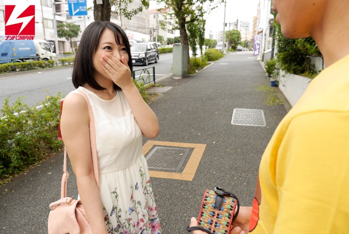 【人気配信旬報 マニア向け情報館】「そこの巨乳お嬢さん!童貞くんの射精のお手伝いをしてくれませんか?」自慢のおっぱいでパイズリ射精してもらうつもりが優し過ぎて童貞喪失筆おろしセックス!までしてくれました。Vol.7 画像1