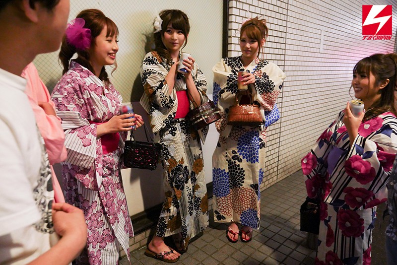 【人気配信旬報 マニア向け情報館】花火大会帰りの浴衣ギャル4人組をハイテンションナンパ!ラブホで酔わせてアゲアゲ気分の女子たちと大乱交開催!! 浴衣はだけてノリノリ中出しSEXパーティーしちゃいました!!! 画像10