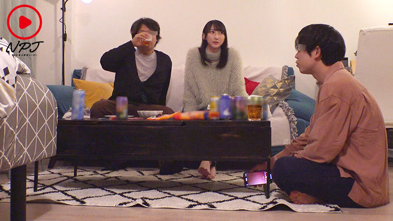 【人気配信旬報 マニア向け情報館】【素人投稿】 僕の彼女が寝取られているのをどうしても見たくて…友達使ってハメさせた鬱勃起映像を共有します 画像1