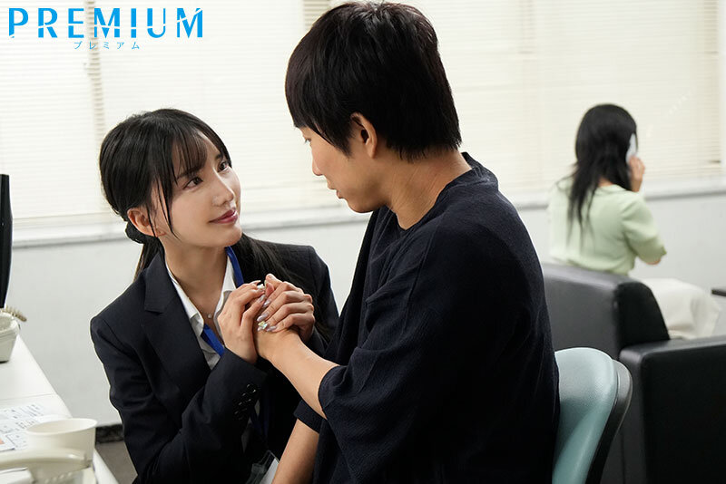 【人気配信旬報 マニア向け情報館】同棲直前のボクを寝取って契約させる、不動産レディのベロチュウ誘惑に負けて、彼女の存在を忘れる程、何度も本気で中出しをしてしまった…。 楪カレン 画像2