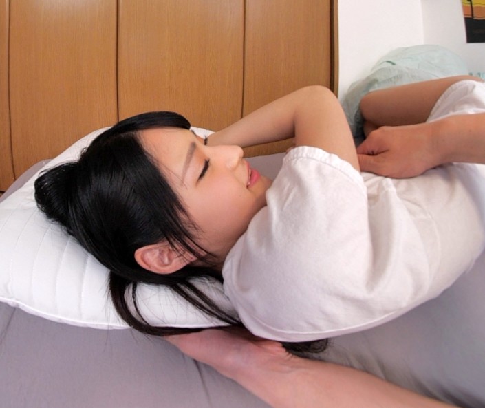 【人気配信旬報 マニア向け情報館】【VR】HQ超激的高画質 一緒に寝ている女友達の胸を後ろから揉みしだいていたら、始めは「ヤメて…」と言って抵抗していた女友達が徐々にその気になっていくVR 渚みつき 今まで女の子として…強引にキスしたら彼女もその気になって…そして恥ずかしそうにキスをしてきた！ 画像9