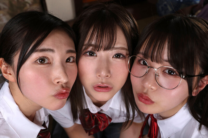 【人気配信旬報 マニア向け情報館】【VR】一生に一度のモテ期到来！！修学旅行中、3股カノジョたちと到着から深夜まで求愛中出しを求められるボク争奪戦 画像8