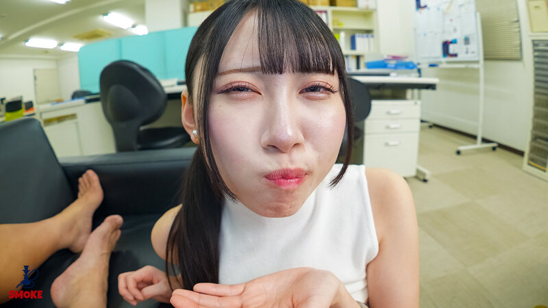 【人気配信旬報 マニア向け情報館】【ごっくんセクハラ】 残業中、2人きりの社内でムラムラ部長の中年精子を毎日飲まされる押しに弱いスレンダー新人部下OL ゆめ莉りか 画像18