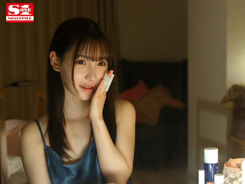 【人気配信旬報 マニア向け情報館】「え…! 終電なくしたんですか!? 私の家泊まりますか?」会社の美人後輩の誘いに乗ったらすっぴんと無防備な部屋着に僕は理性吹っ飛び… 三田真鈴 画像7