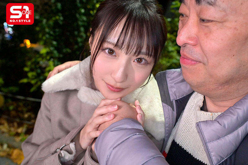 【人気配信旬報 マニア向け情報館】おじさんお泊りデート濃密性交 たくさん笑って、たくさんベロチュウして、たくさんねっちょり絡み合う最高の性交 新木希空 画像11